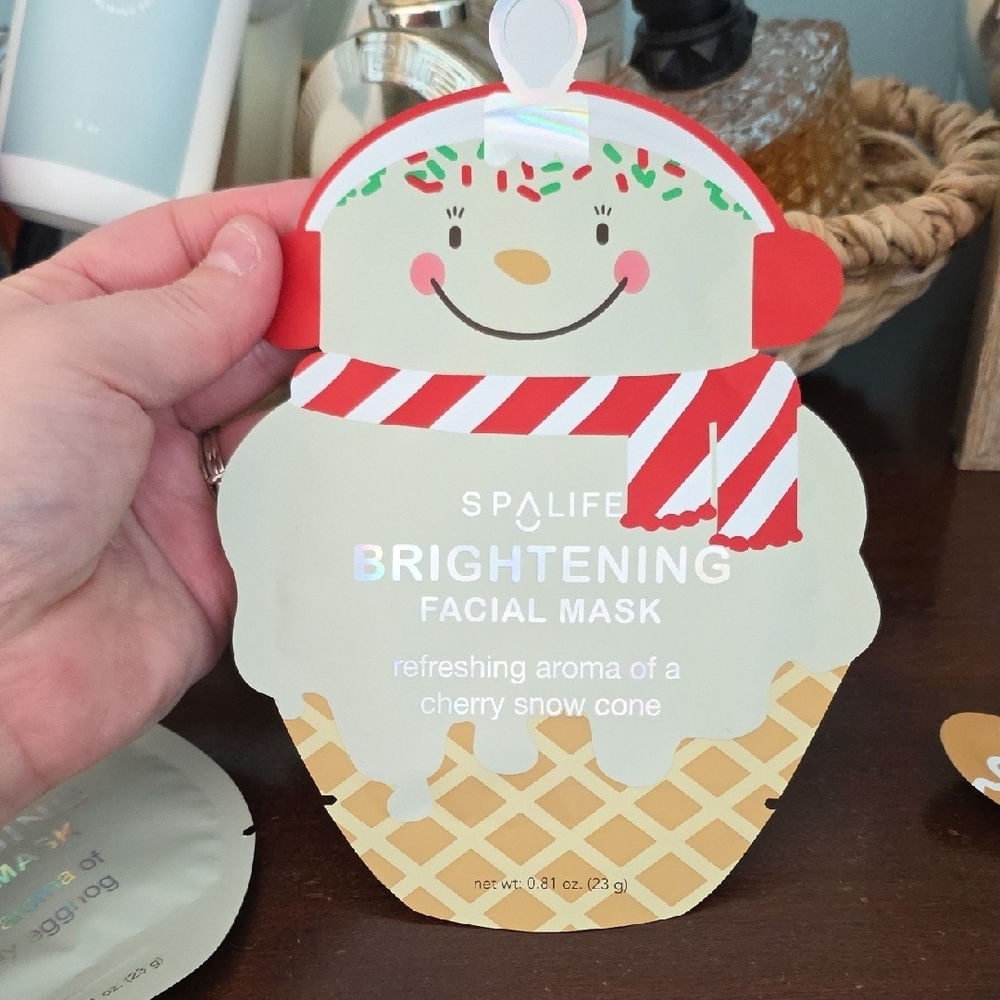 SPALIFE (3) Holiday Facial Mask Set - Green, Red, Brown - Picture 3 of 4